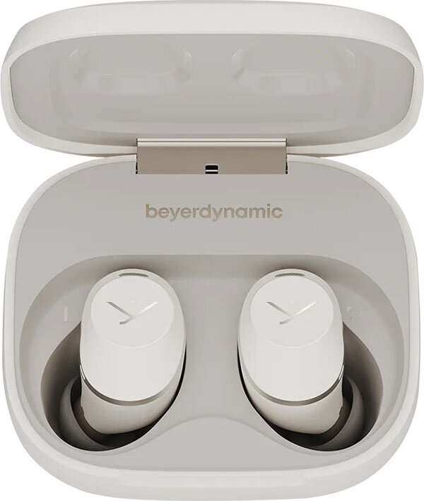 Słuchawki w etui ładującym. Etui jest otwarte, pokazując dwie białe słuchawki.