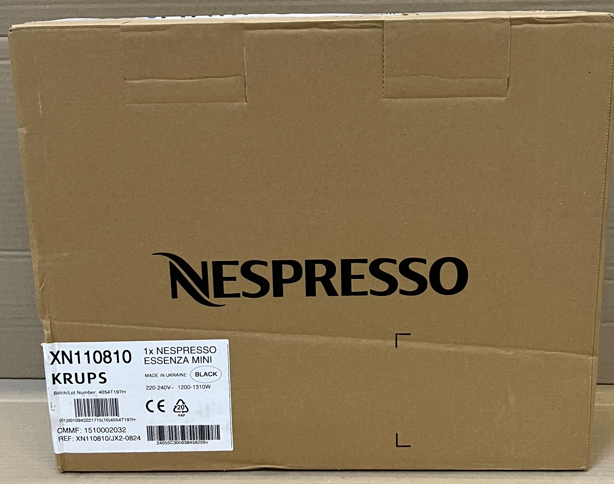 Kartonowe pudełko z logo Nespresso i informacjami o produkcie.