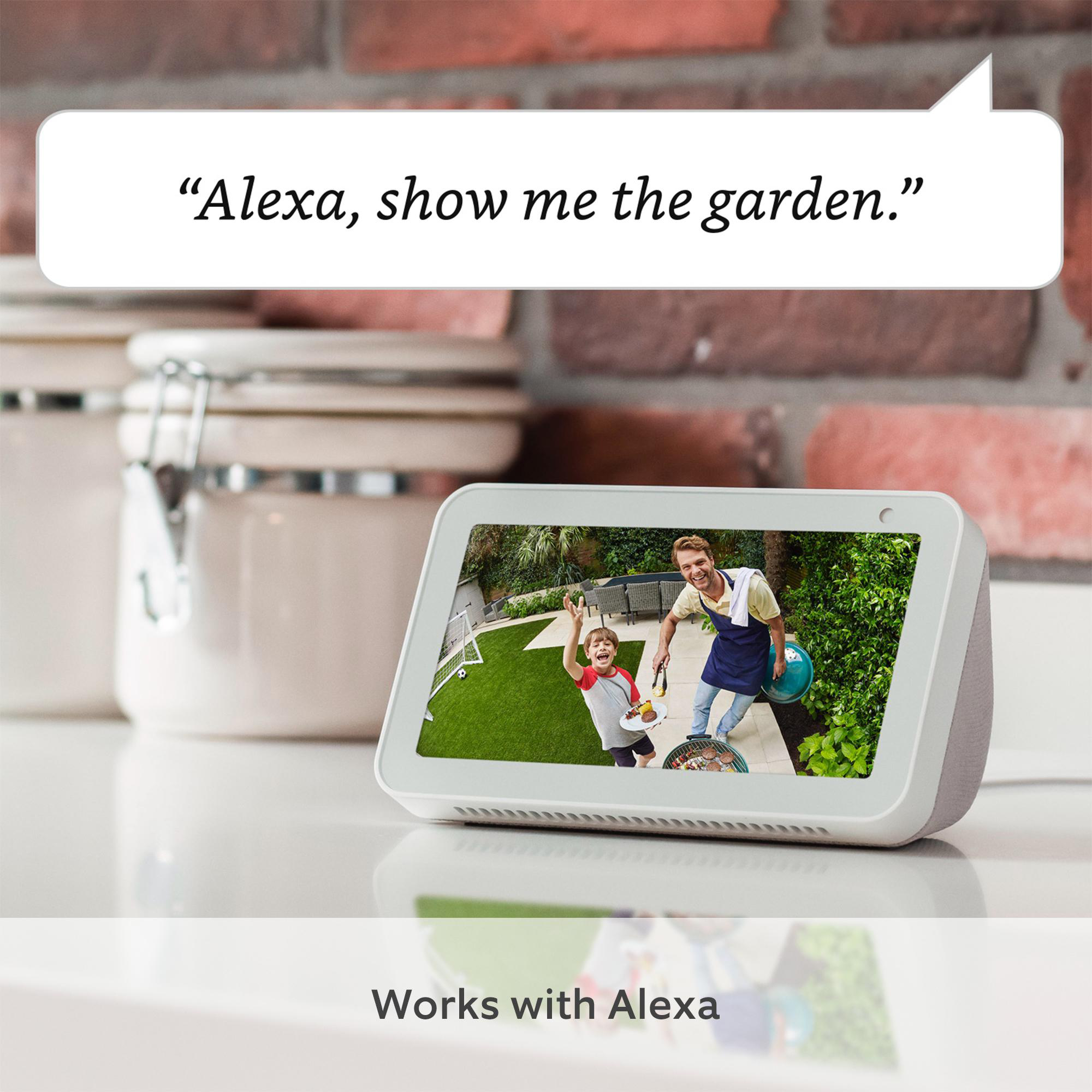 Ein Smart-Home-Display mit einem Videoanruf, mit Textblase auf einem Tisch.