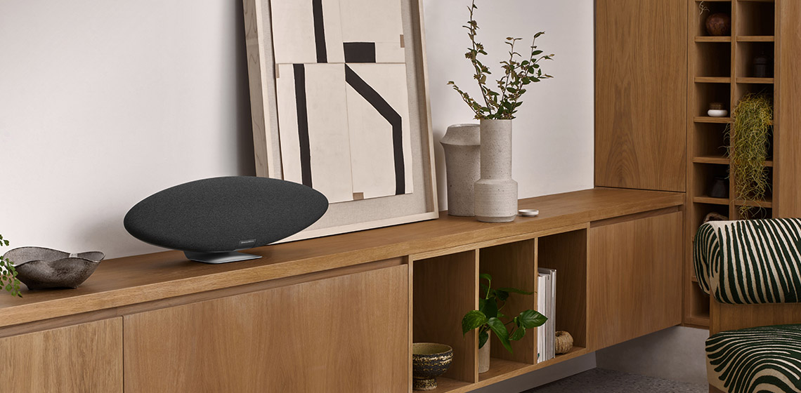 Różne pudełka z grami wyświetlane wokół ekranu, klawiatury i myszy.