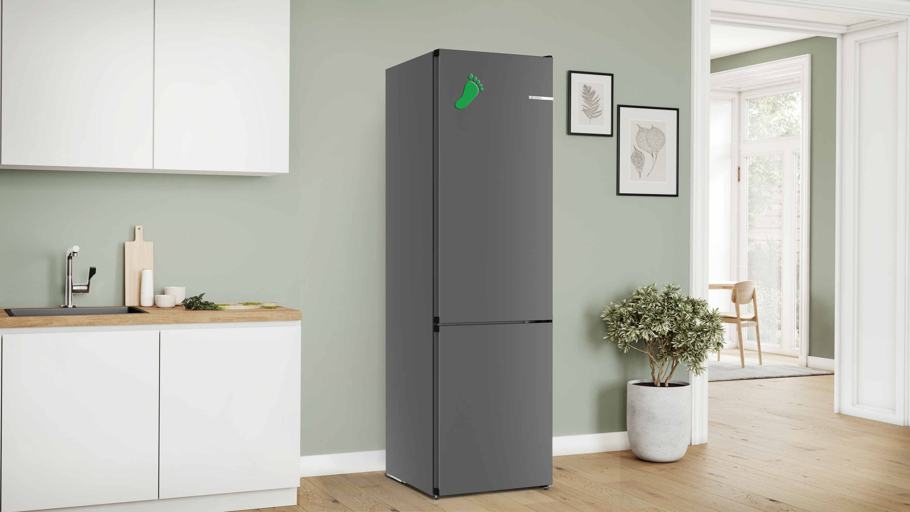 Ein grauer Kühlschrank mit einem grünen Fußabdruck-Aufkleber in einer modernen Küche.
