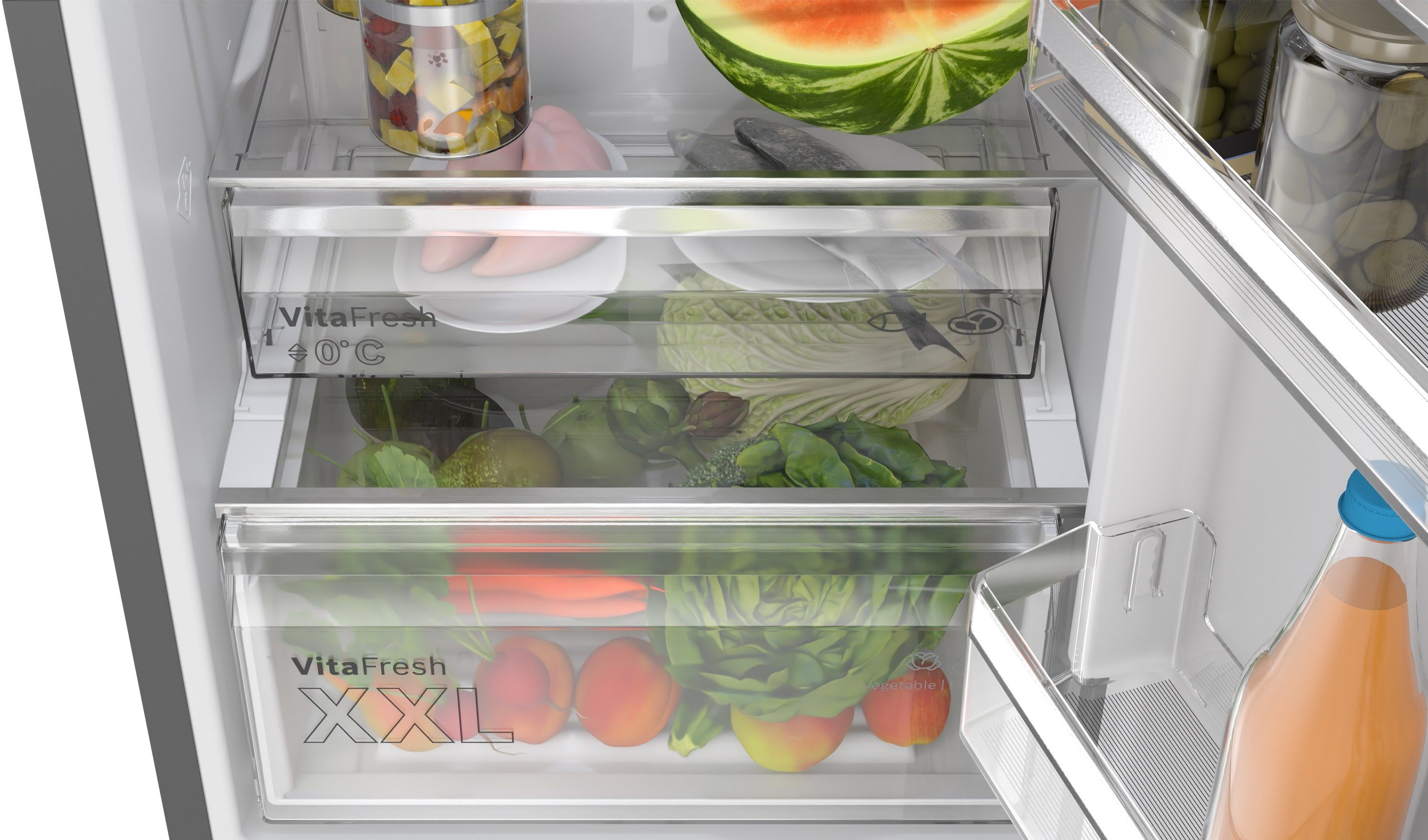 Kühlschrankinnenraum mit zwei transparenten Gemüseschubladen. Enthält Gemüse, Obst und Gläser mit Lebensmitteln.