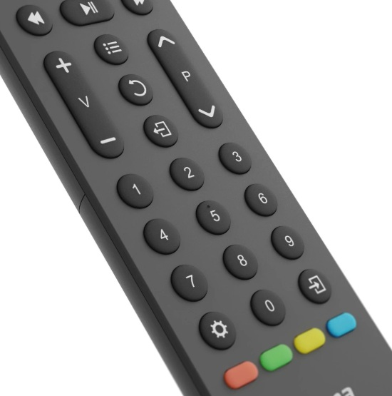 Zbliżenie ciemnoszarego pilota z różnymi przyciskami do sterowania telewizorem.