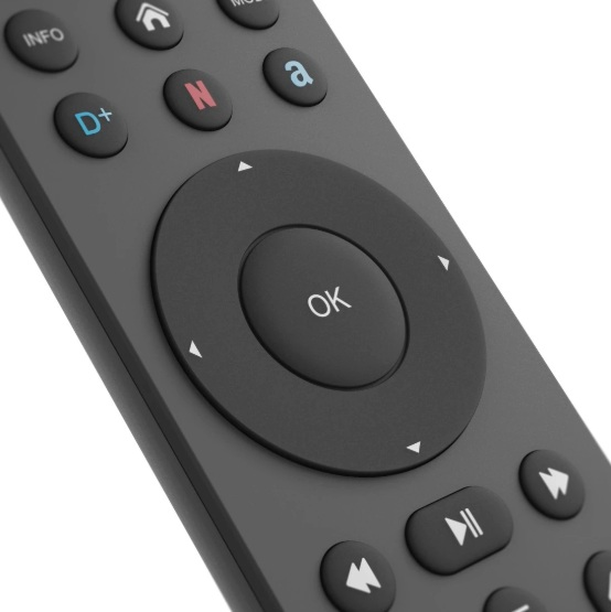 Zbliżenie czarnego pilota z przyciskami. Przycisk 'OK' jest wyśrodkowany.