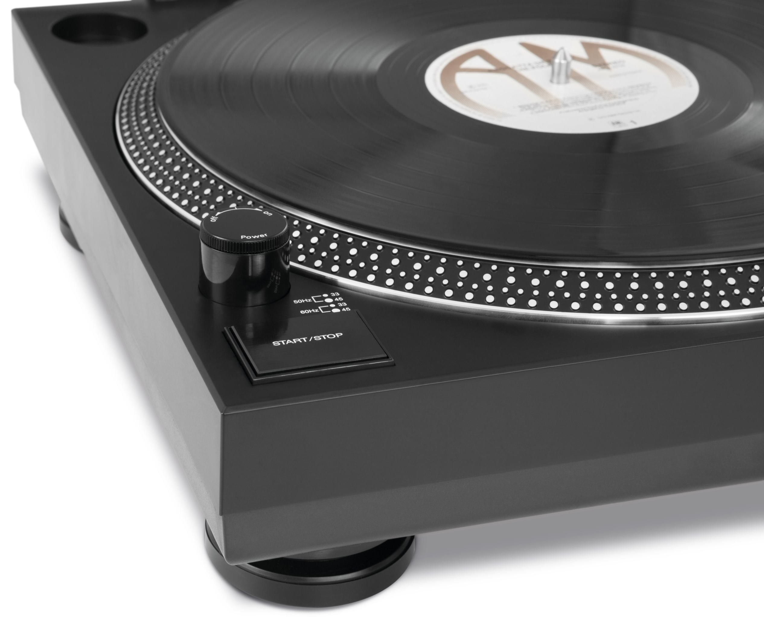 Zbliżenie czarnego gramofonu. Czarna płyta winylowa na talerzu. Widoczne przyciski Power i Start/Stop.
