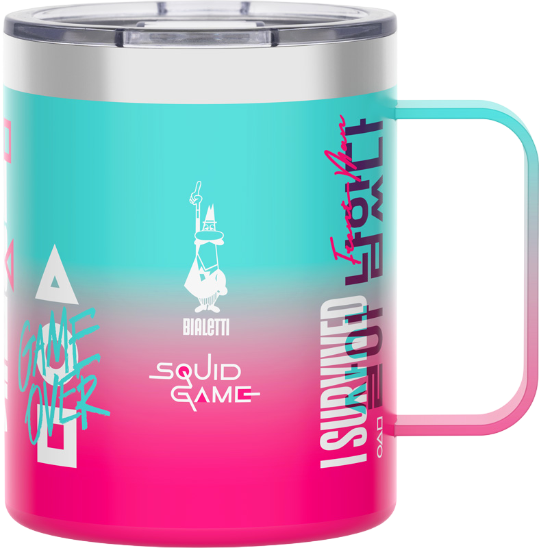 Becher mit 'Squid Game' und Bialetti Logo, 'I survived', rosa und blauer Farbverlauf.