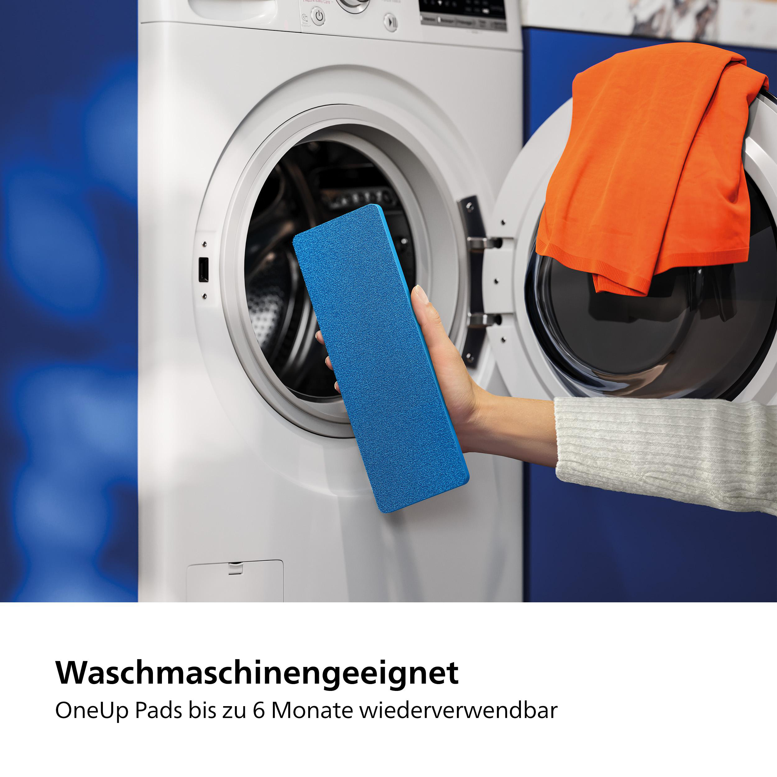 Frau legt ein blaues Reinigungspad in eine Waschmaschine. Orangefarbenes Hemd darin.