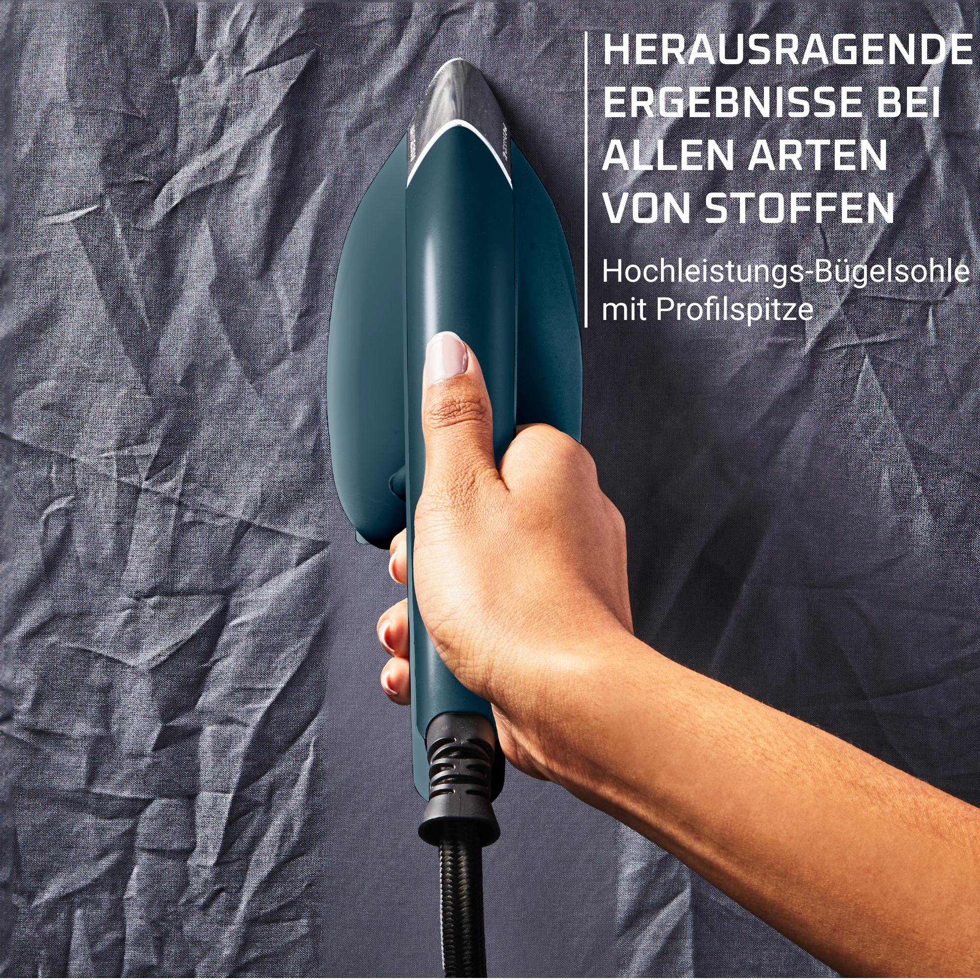 Person bügelt dunkelgrauen Stoff mit teal Eisen.