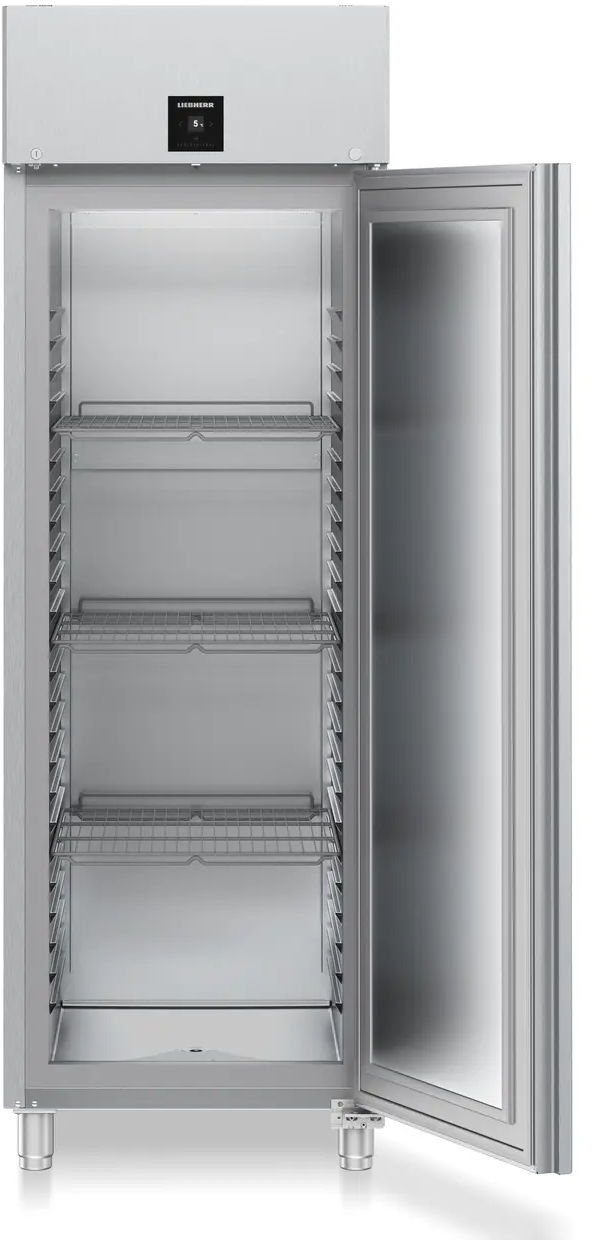 Ein Edelstahlkühlschrank mit offener Tür, der Regale im Inneren zeigt.