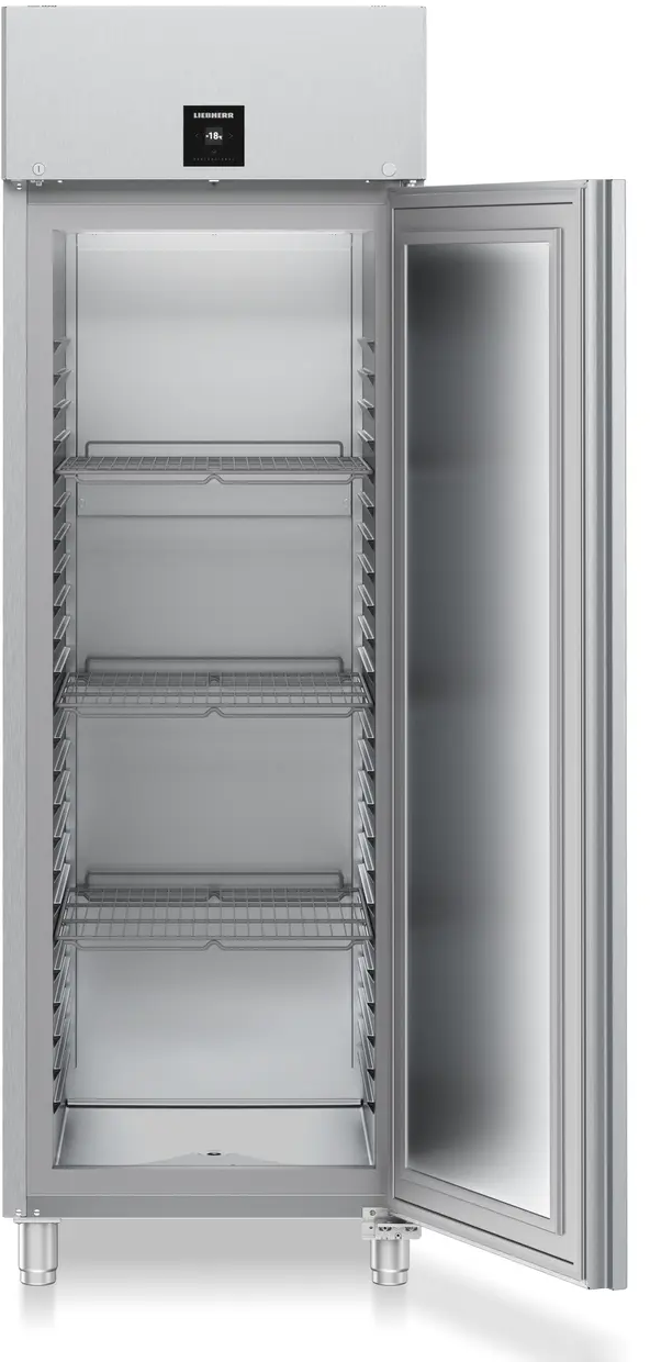 Edelstahlkühlschrank mit geöffneter Tür, zeigt Regale.