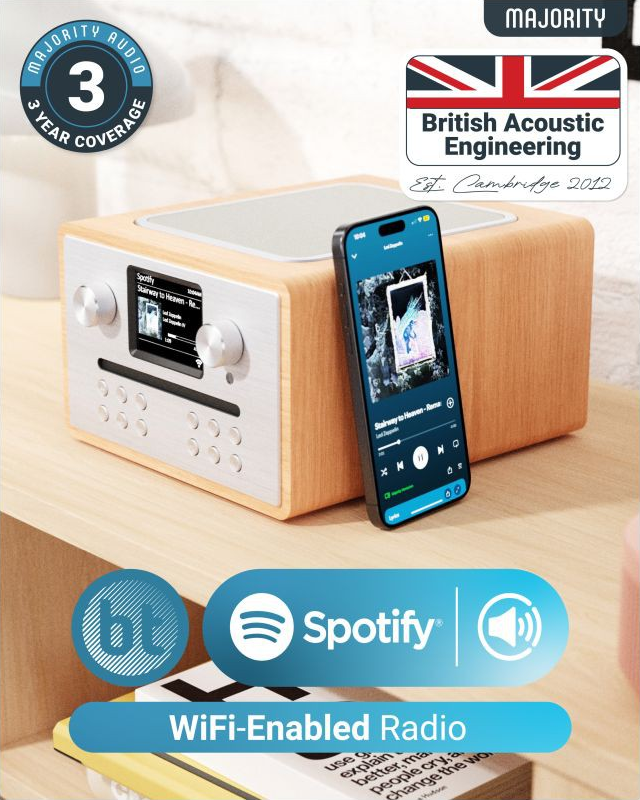 Une radio en bois avec un téléphone affichant une playlist Spotify. La radio a un logo et un haut-parleur.