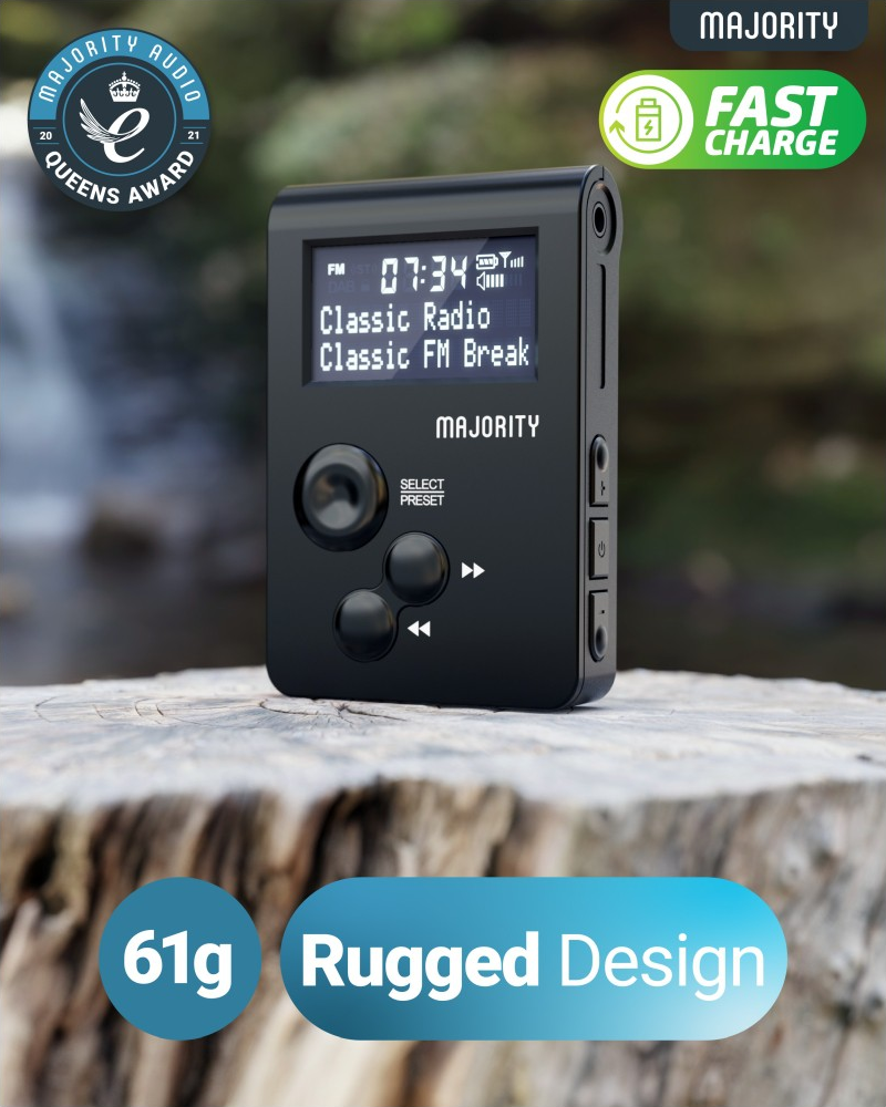 Radio portatile nera su legno, con "Rugged Design" e "Fast Charge".