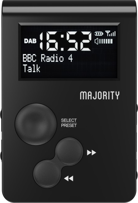 Una radio digitale nera mostra l'ora, DAB e BBC Radio 4. I pulsanti di controllo sono in basso.