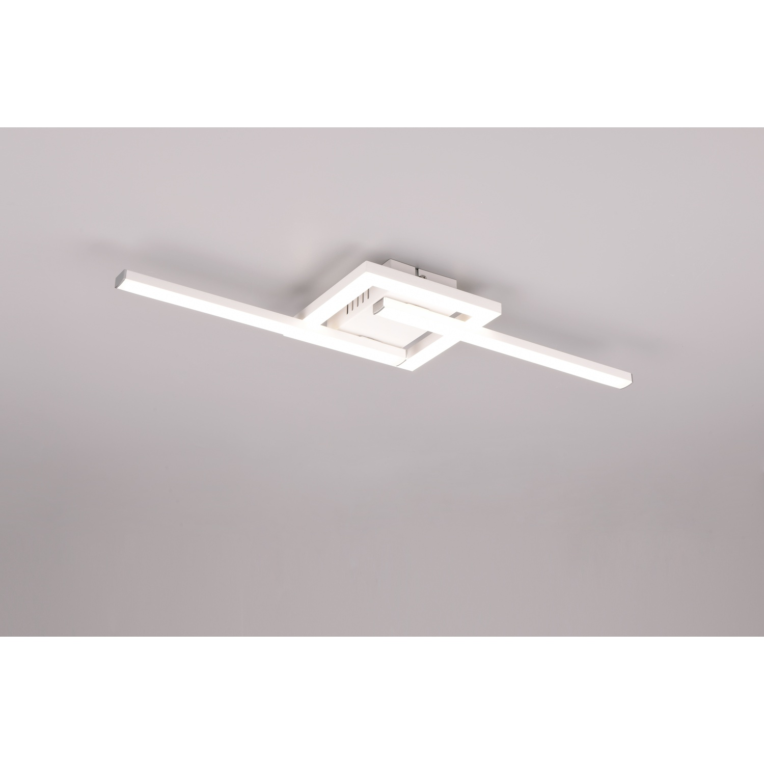 Un apparecchio di illuminazione a soffitto bianco con un design geometrico, due bracci lunghi e un centro quadrato.