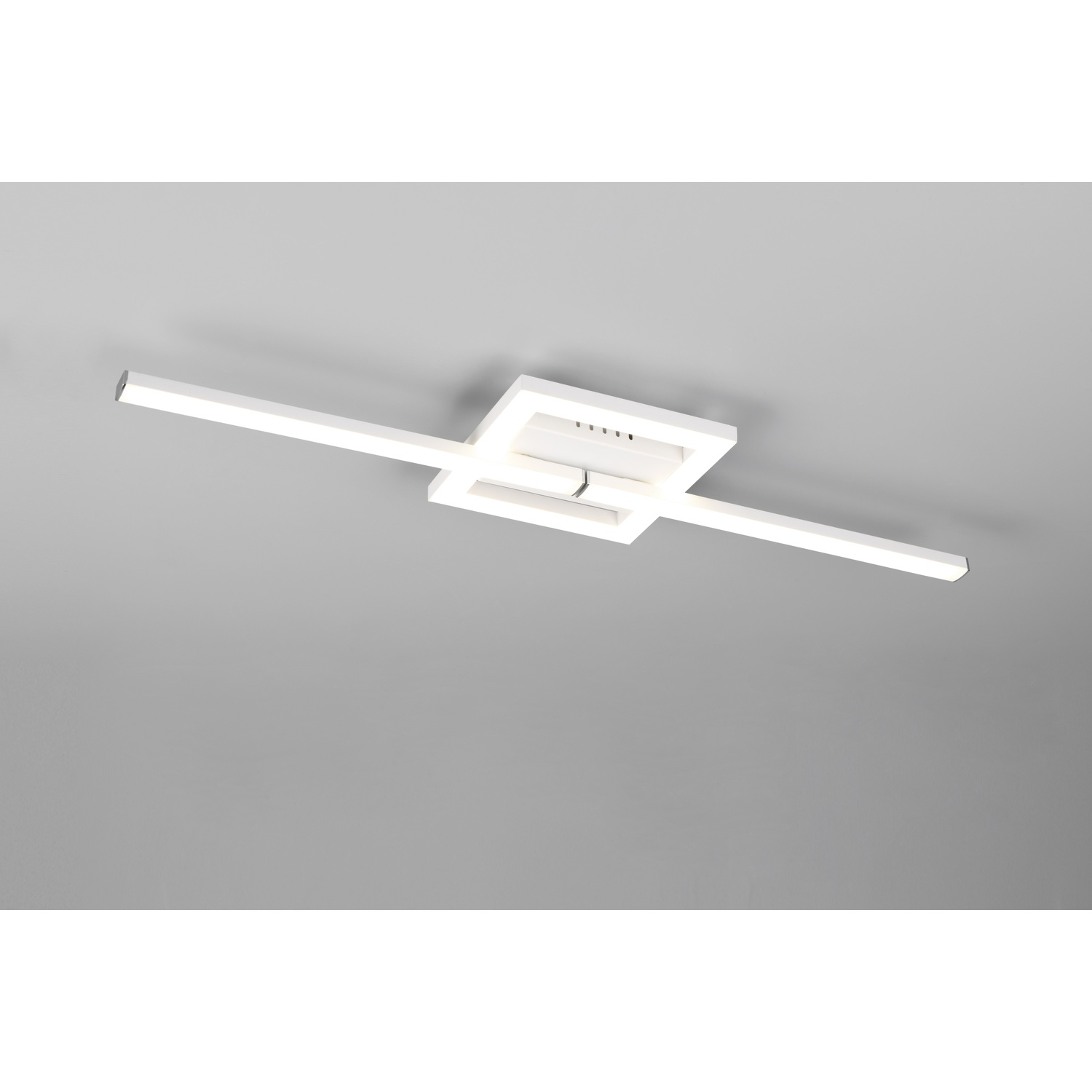 Apparecchio di illuminazione a soffitto bianco e geometrico con due barre orizzontali e un centro quadrato.