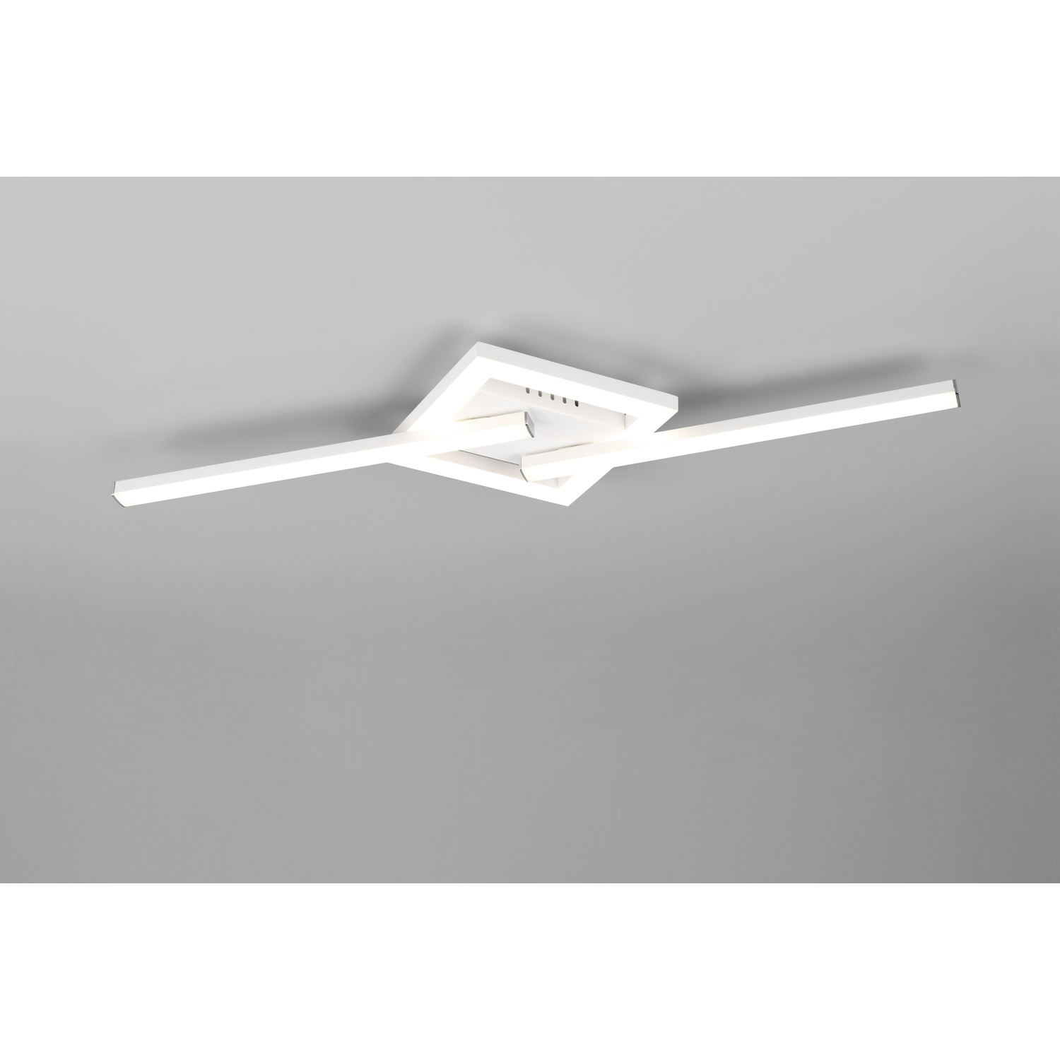 Un apparecchio di illuminazione a soffitto bianco con una base quadrata e due bracci lineari che si estendono da esso.