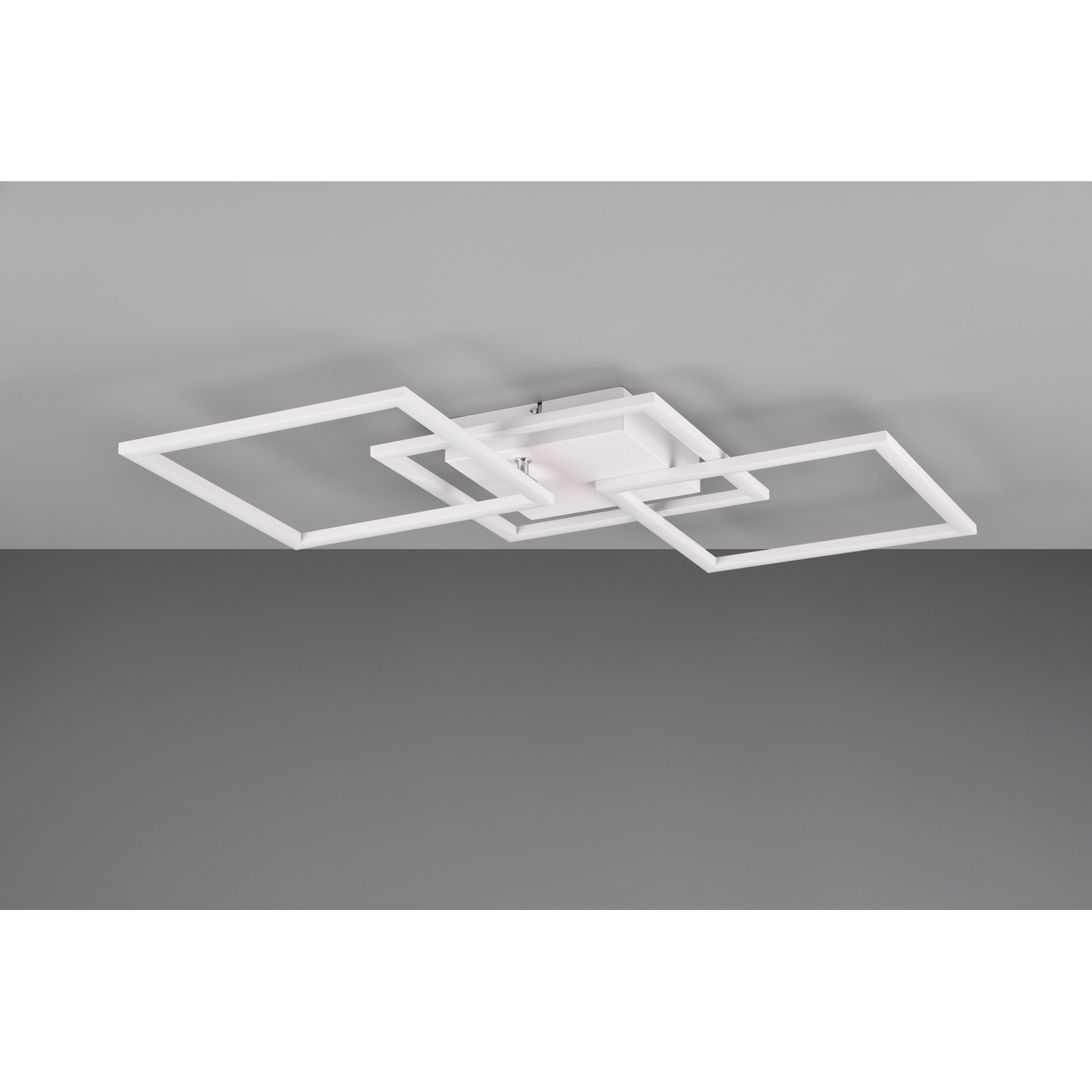 Un apparecchio di illuminazione a soffitto bianco con un centro quadrato e tre cornici quadrate sovrapposte.