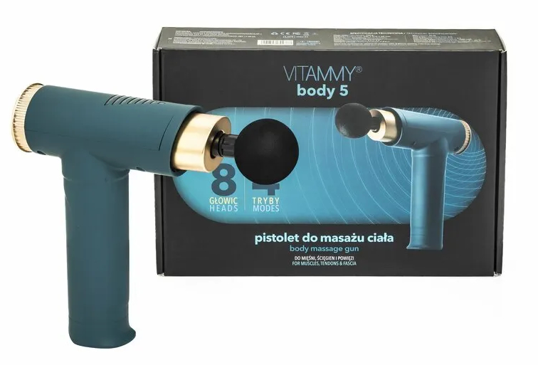 Pistolet do masażu ciała i jego pudełko na białym tle. Pistolet jest turkusowy ze złotymi akcentami.