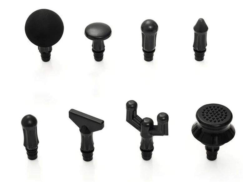 Różne czarne głowice do masażu do pistoletu do masażu, umieszczone na białym tle.