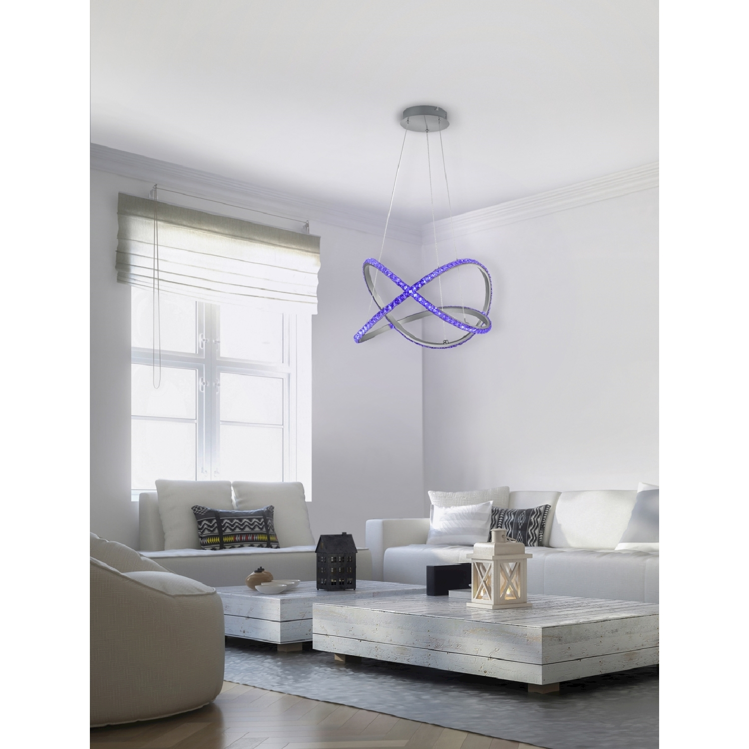 Soggiorno con divano bianco, lampadario e tavolino. Ambiente luminoso e arioso.