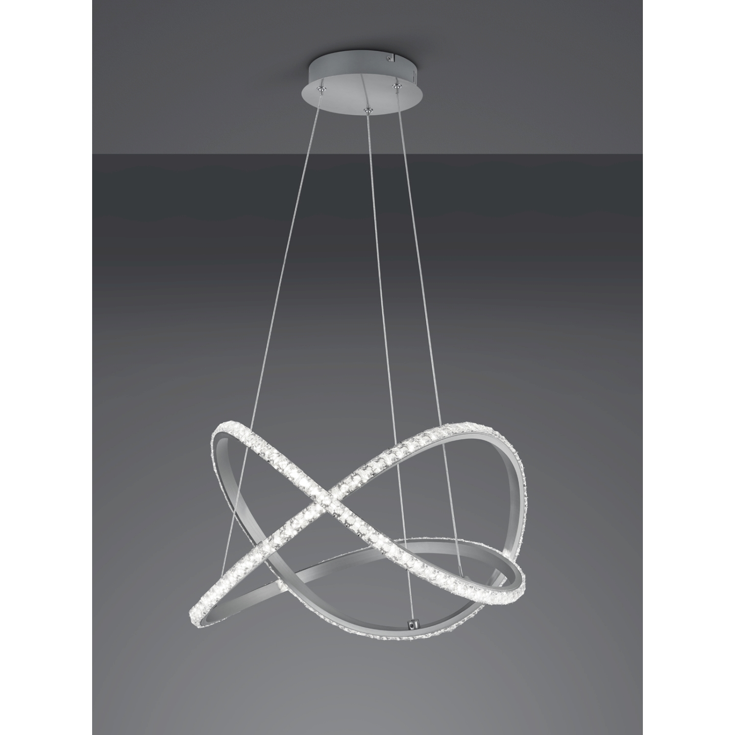 Lampadario moderno argentato con due anelli luminosi intersecanti.