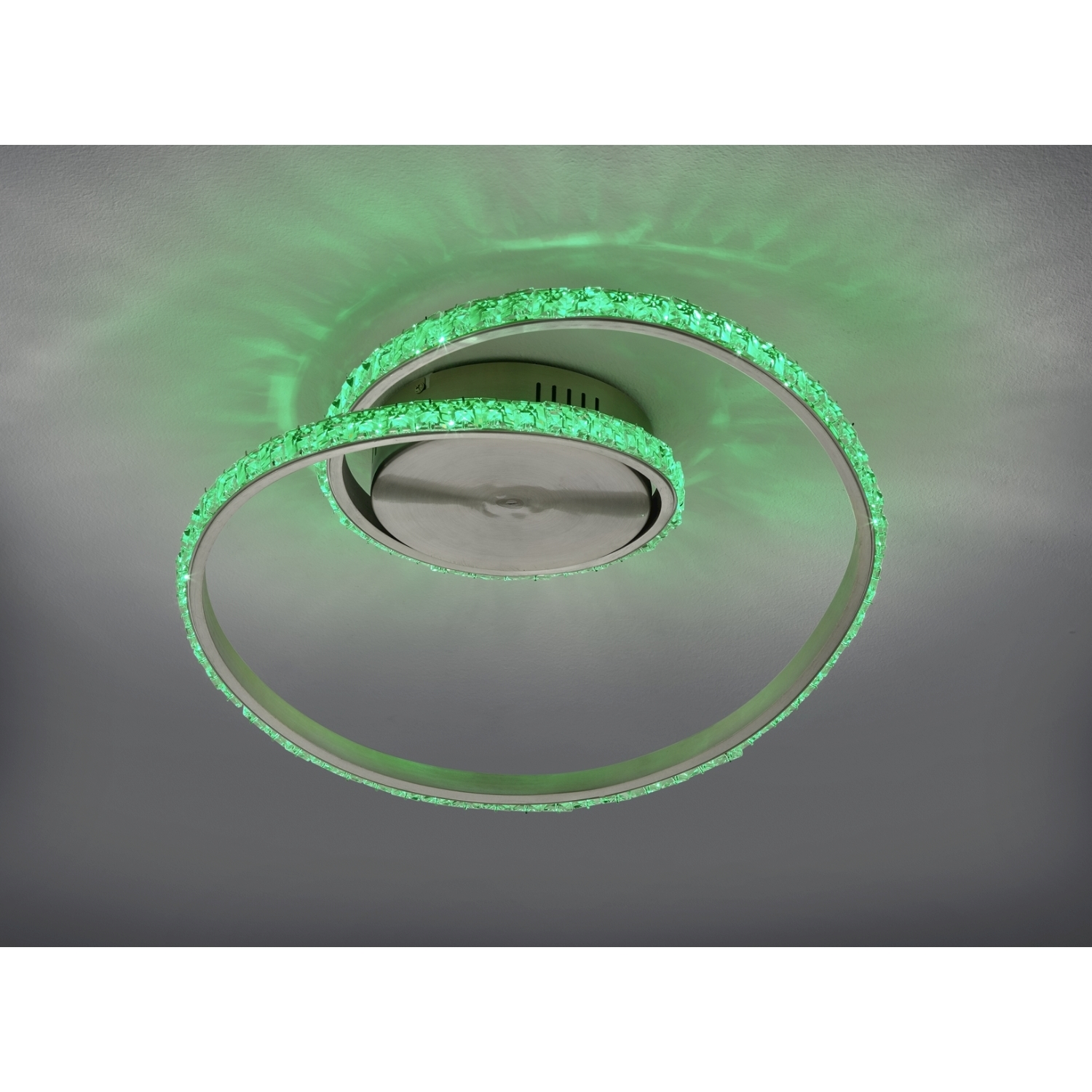 Una plafoniera con un design a spirale. È argentata con luci verdi e un soffitto bianco.