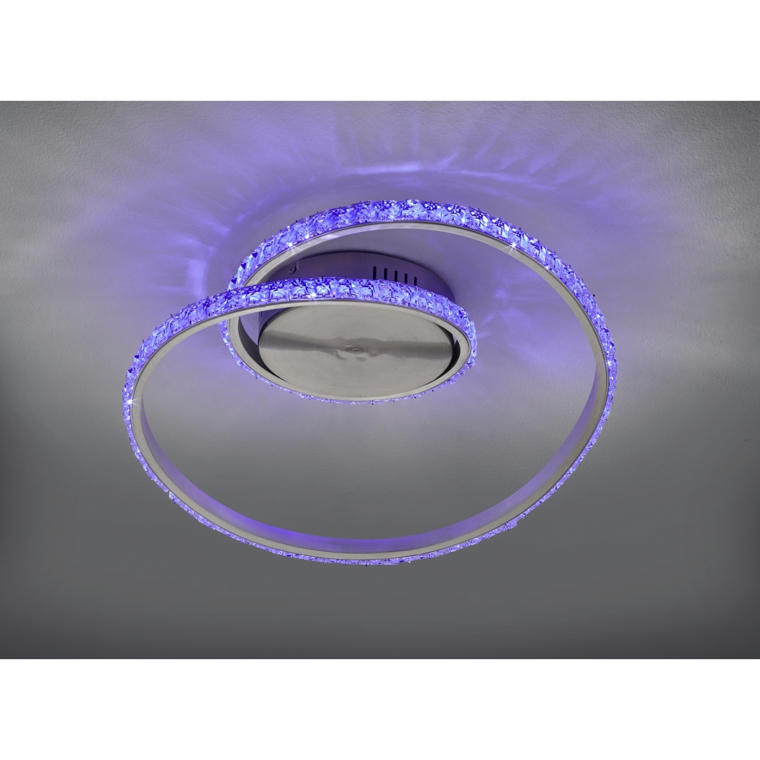 Lampada da soffitto a spirale con luci LED blu e dettagli in cristallo, soffitto bianco.