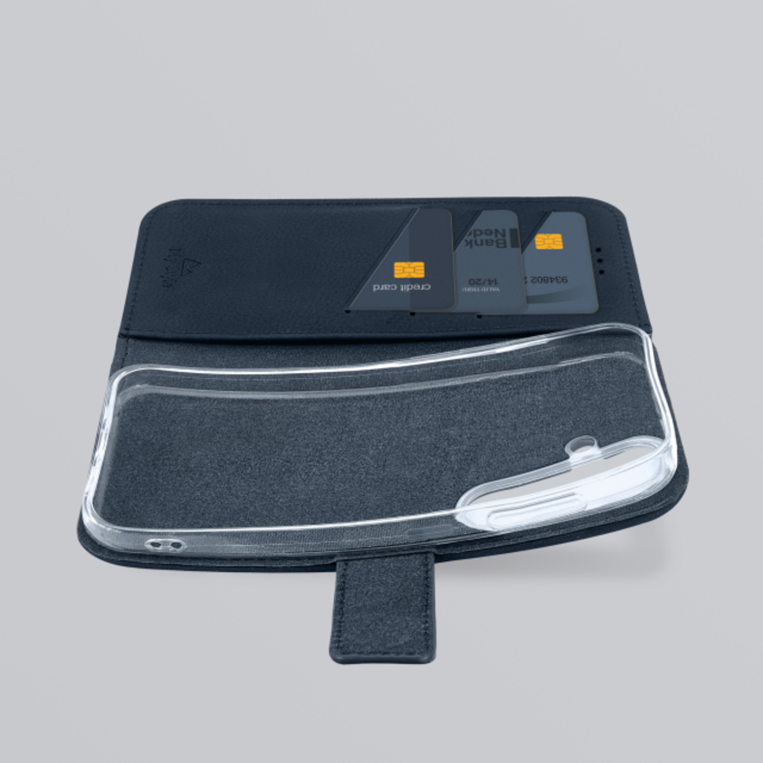 Een donkerblauwe telefoonhoes met kaarten en een telefoon erin, tegen een grijze achtergrond.
