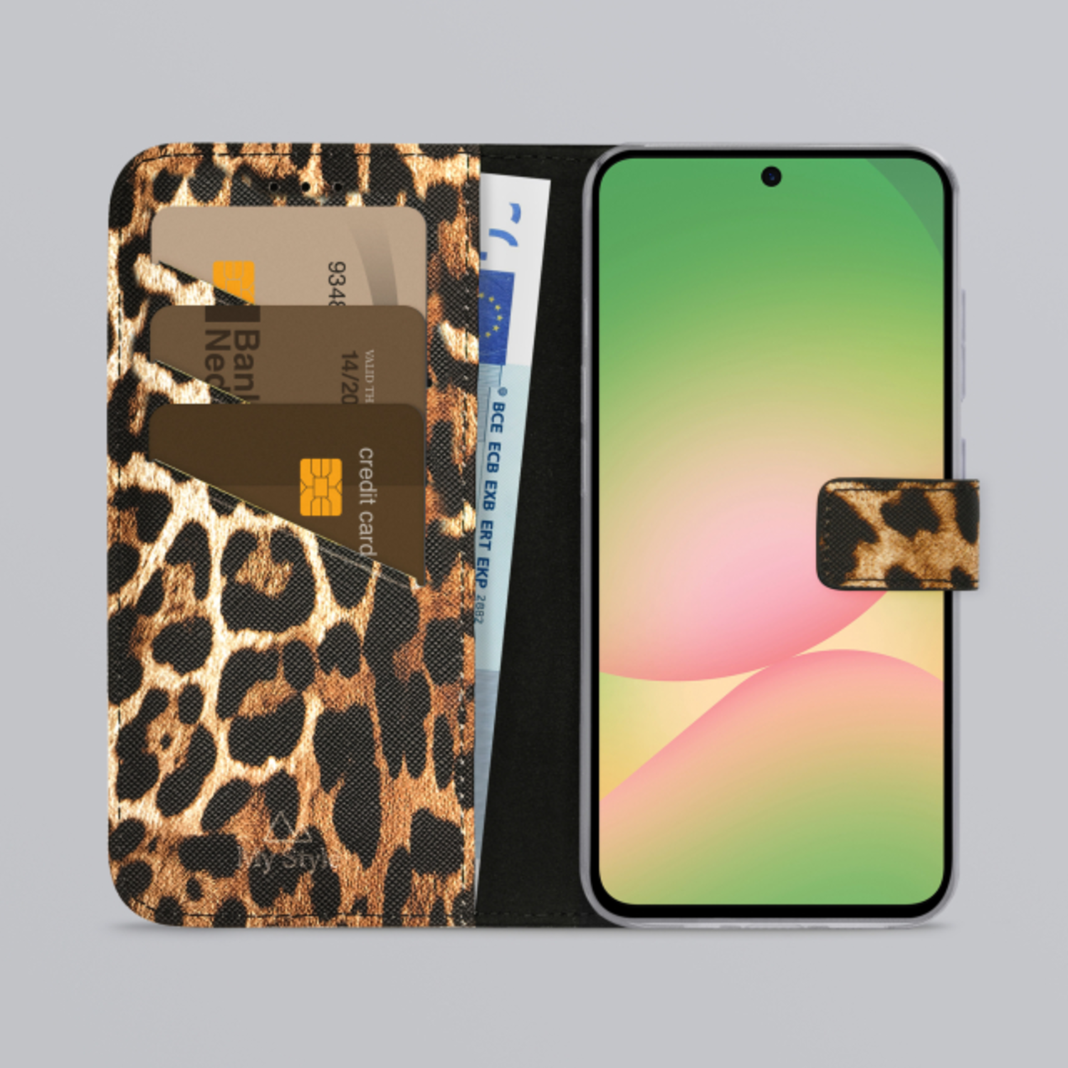 Portefeuille léopard, contient cartes et billets. Téléphone affiche fond dégradé.