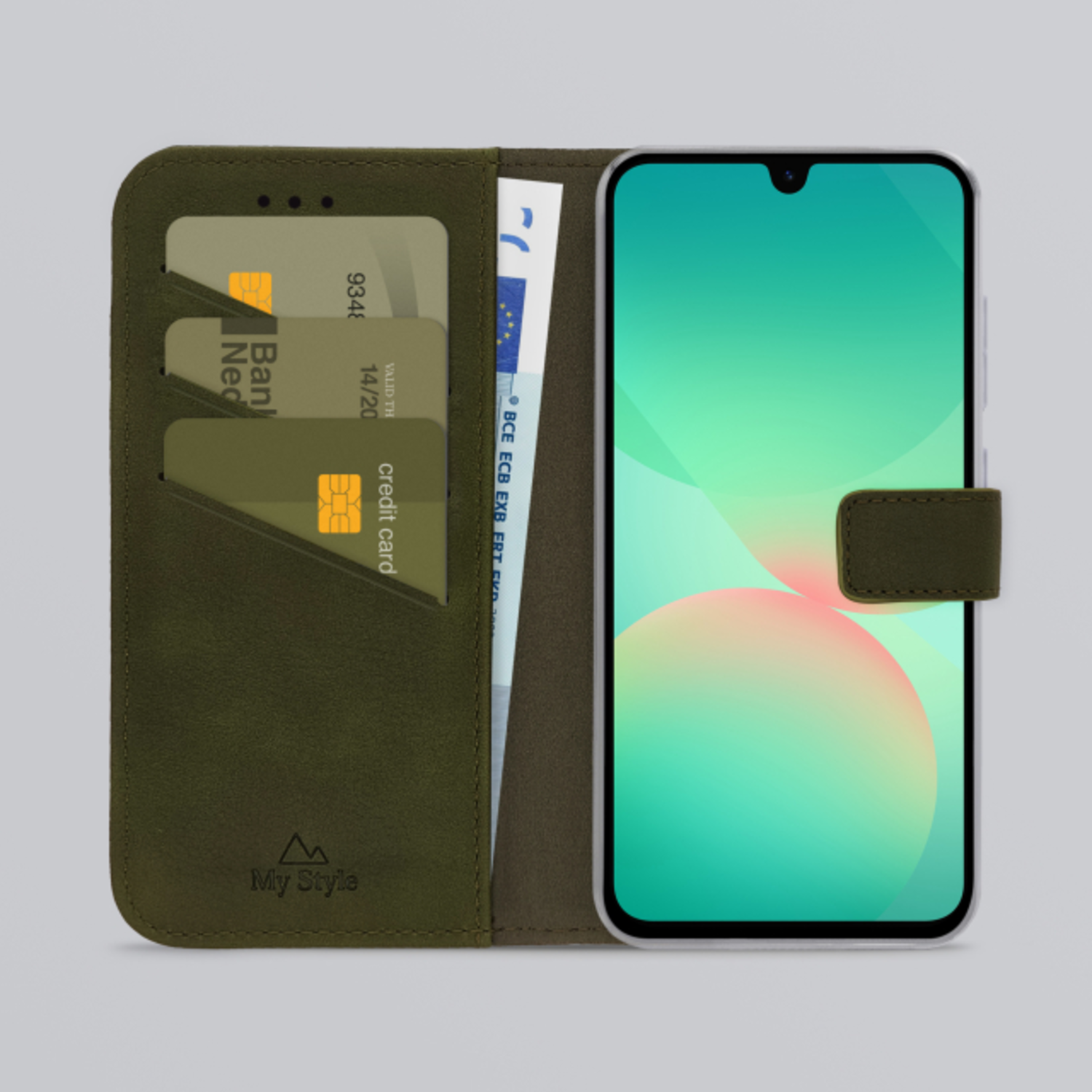 Een olijfgroene telefoonhoes met een telefoon en kaarten, met een grijze achtergrond.