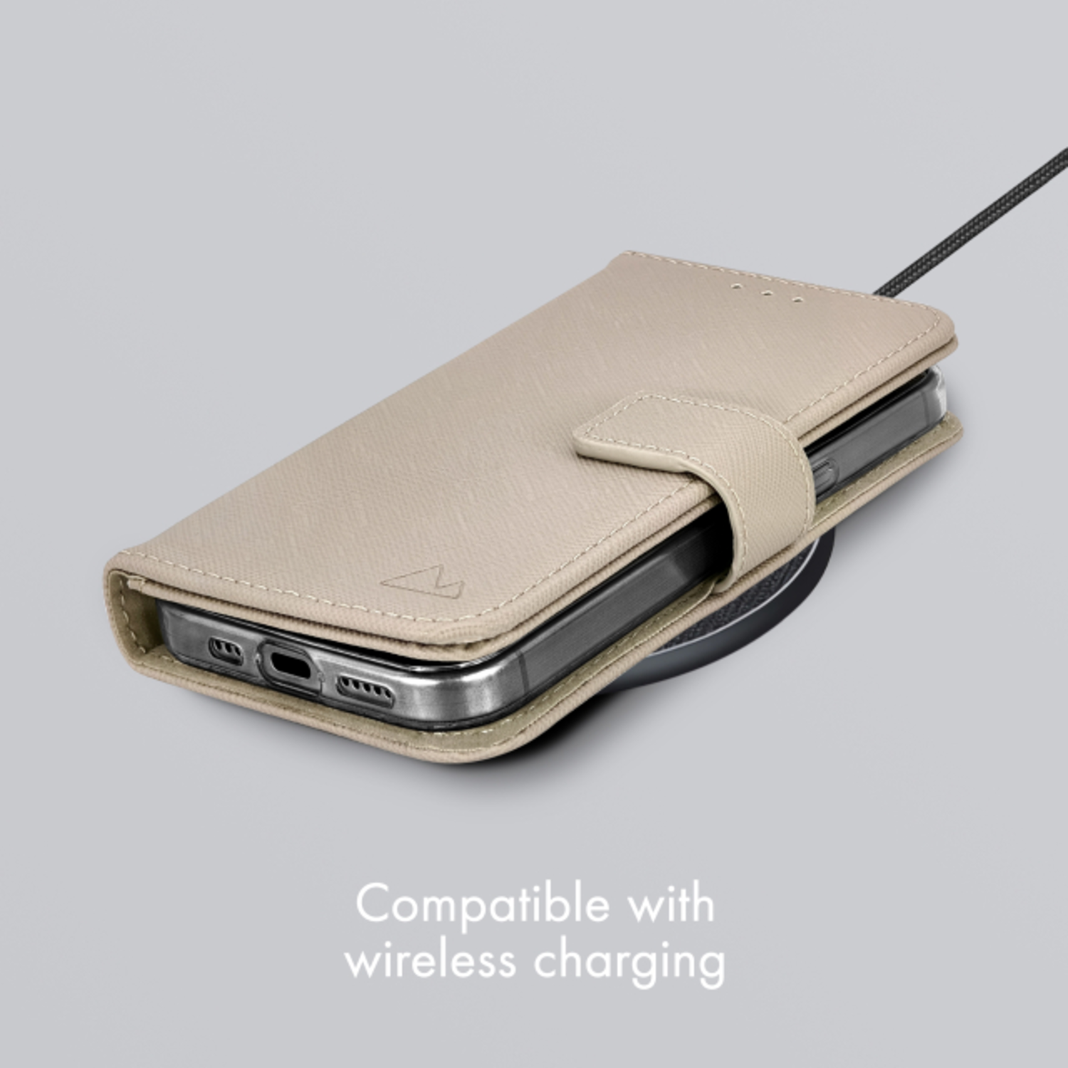 Beige telefoonhoesje met een telefoon erin, op een oplaadpad.
