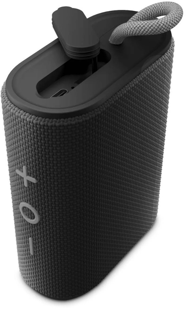 Fekete hangszóró, szürke szőtt textúra, felső hurok és USB port. Fehér plusz és mínusz jelek.