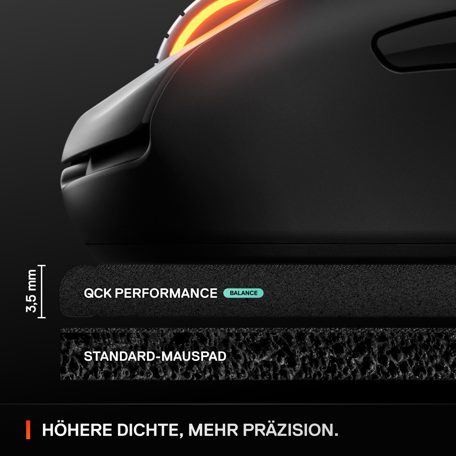 Schwarze Maus mit QCK-Performance-Etikett. Standard-Mauspad darunter.