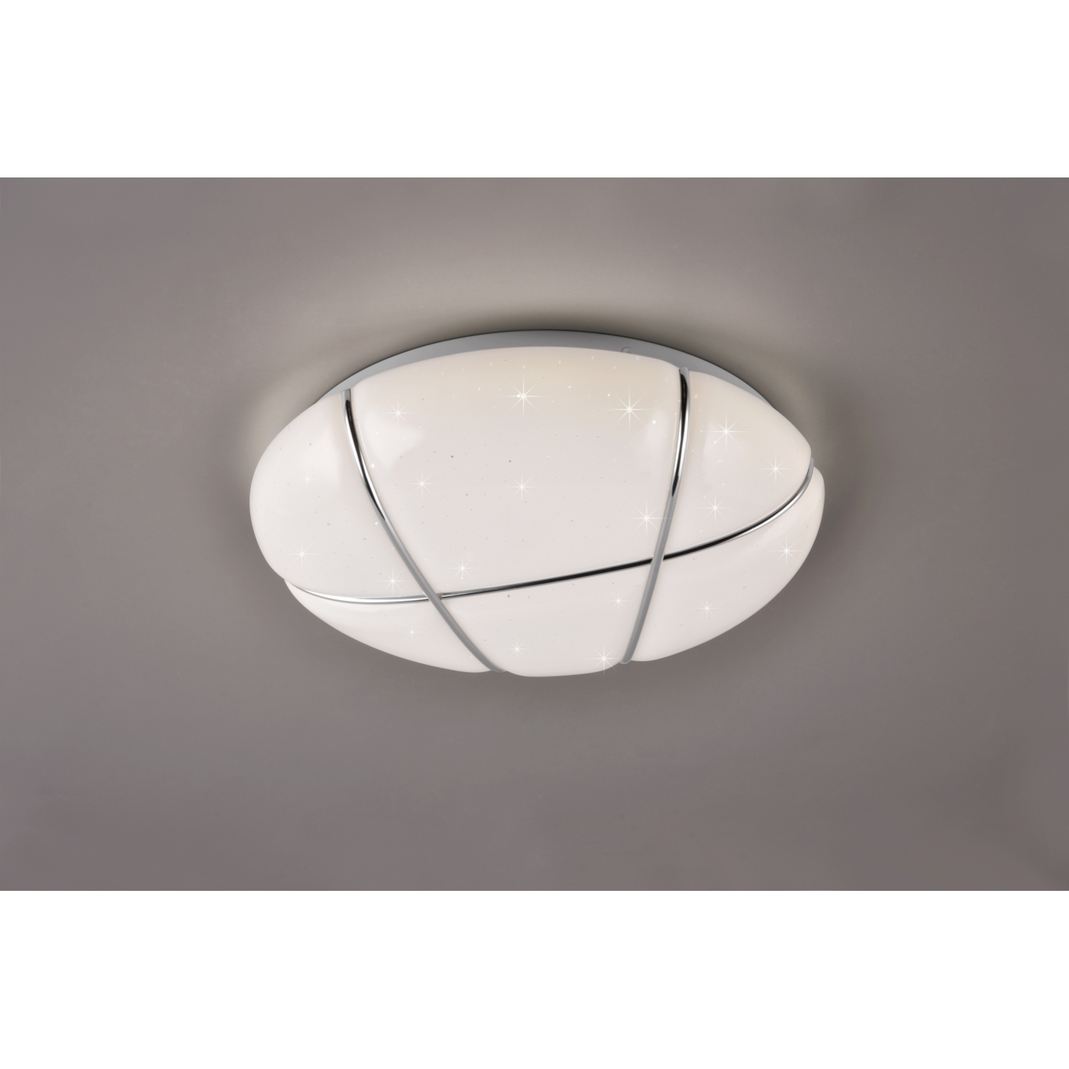 Una lampada da soffitto bianca a forma ovale con accenti in metallo argentato su un soffitto grigio.