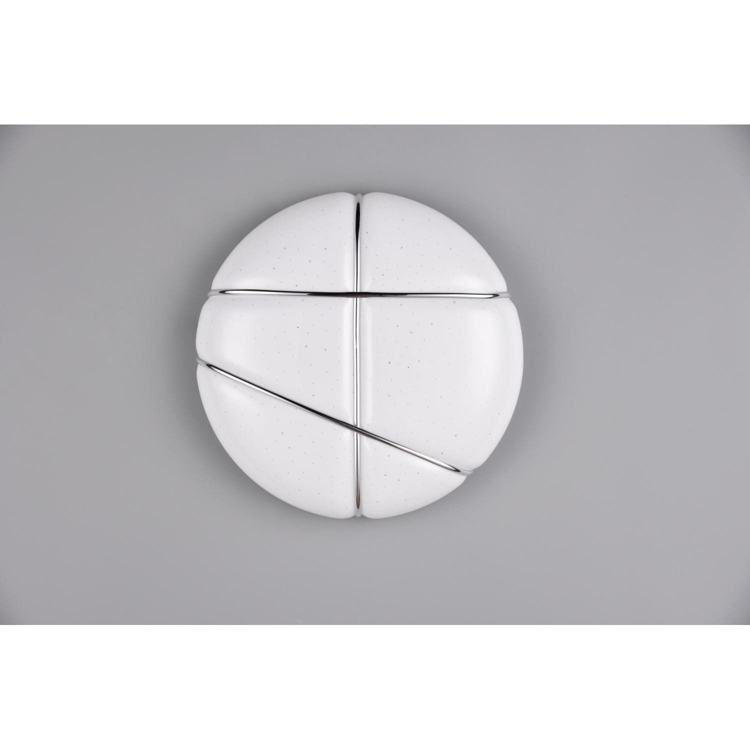 Lampada da soffitto decorativa bianca con un design segmentato unico su sfondo grigio.