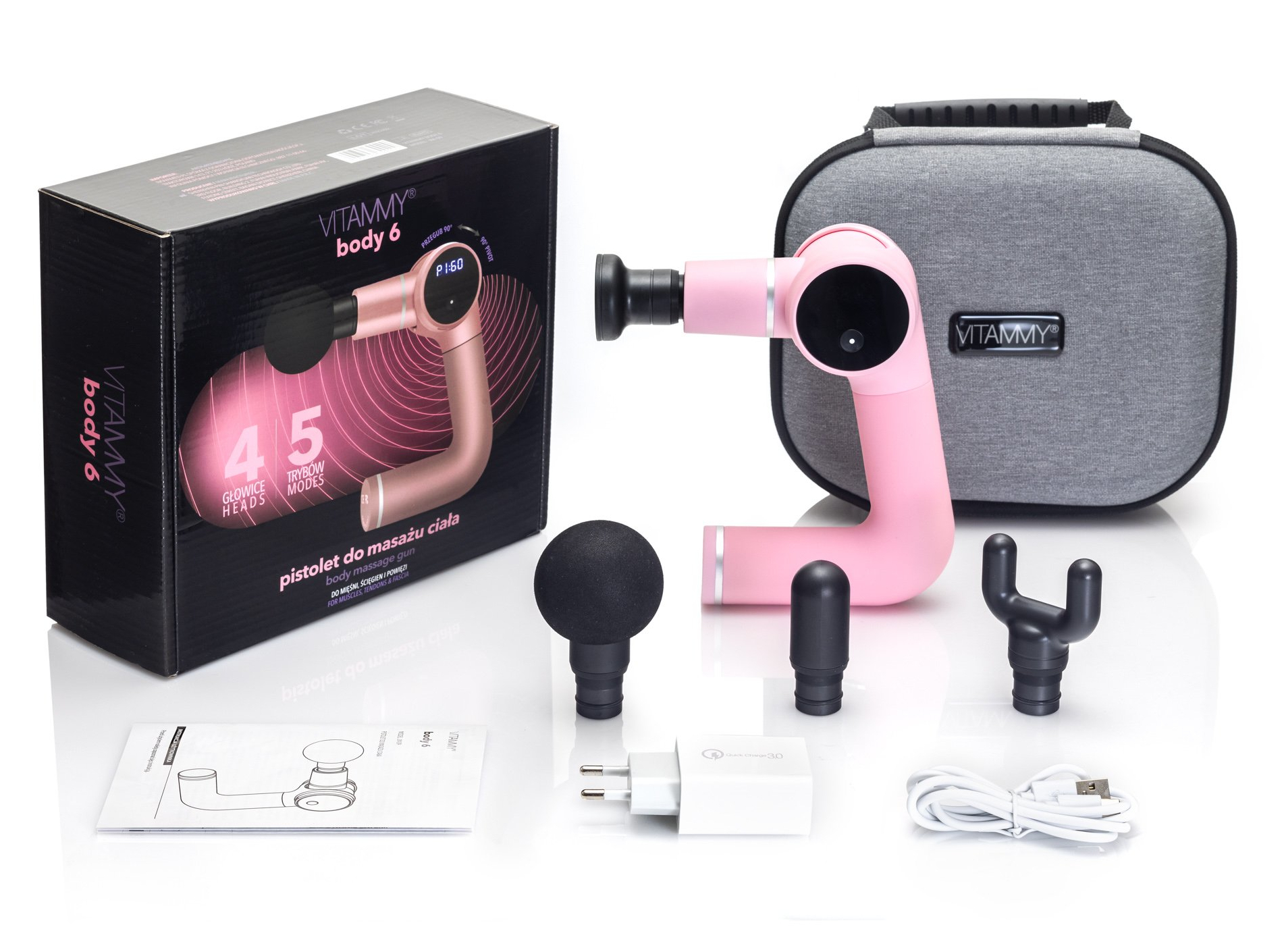 Różowy pistolet do masażu z akcesoriami i etui. Na pudełku nazwa produktu.