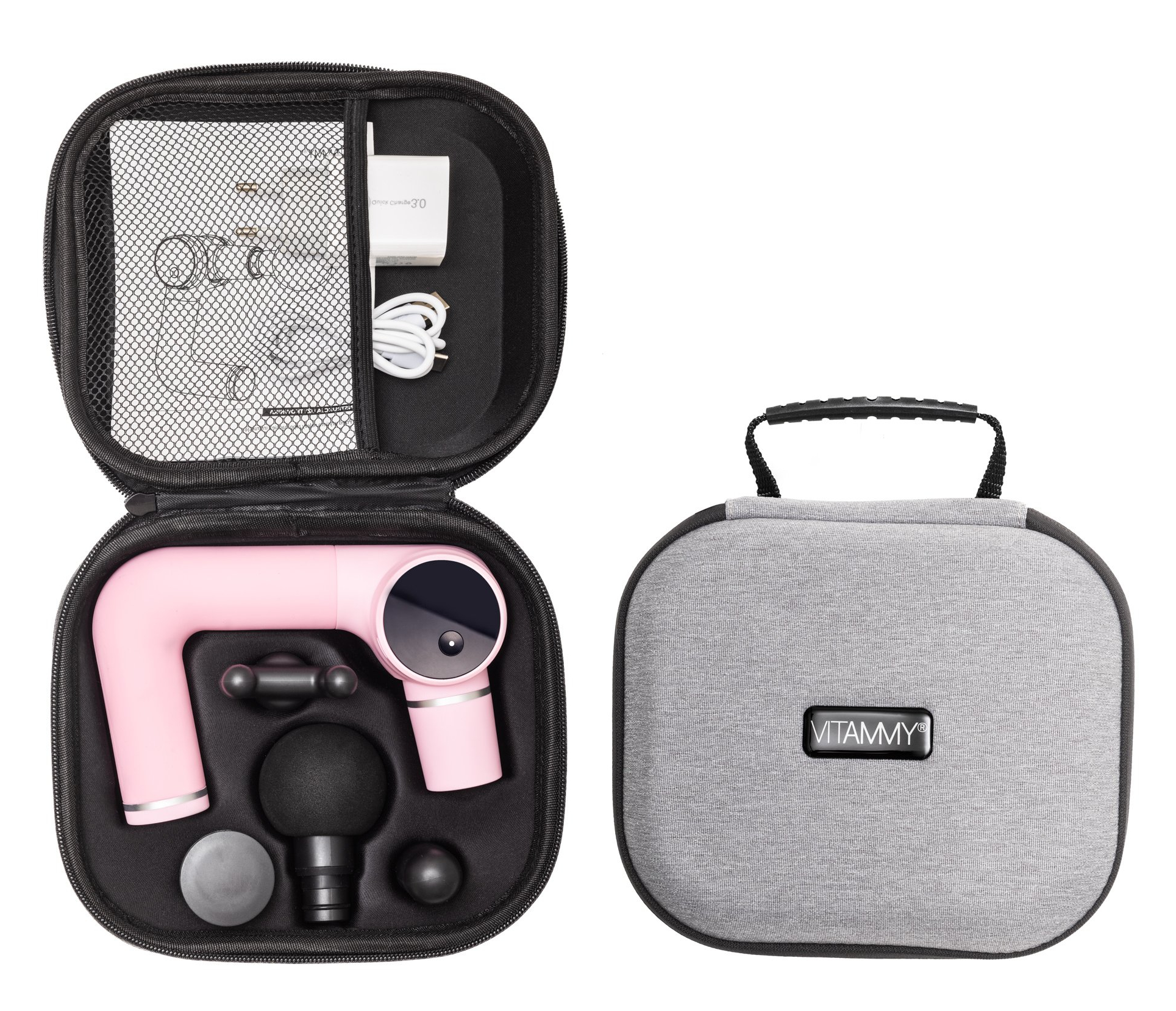 Różowy pistolet do masażu z akcesoriami w etui oraz szara torba transportowa z logo.