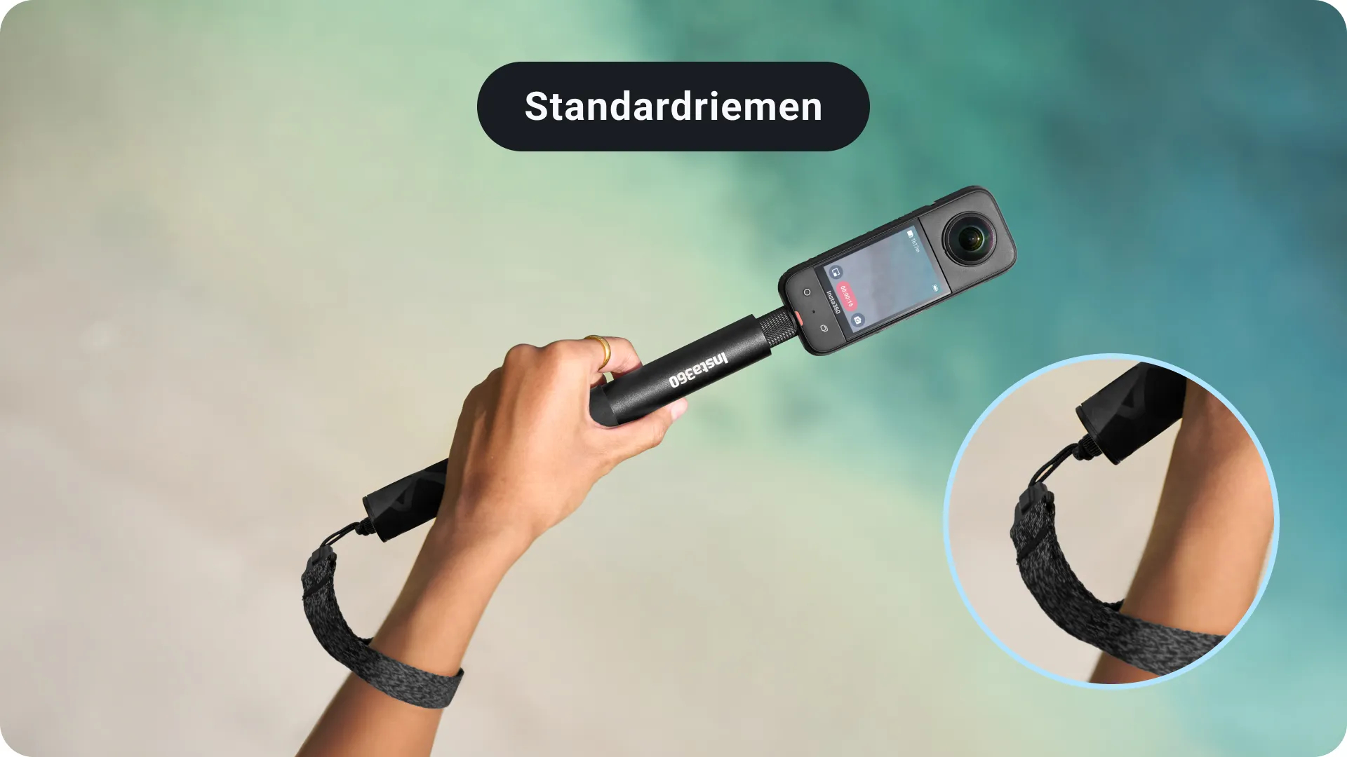 Person hält eine schwarze Insta360-Kamera auf einem Selfie-Stick mit Handschlaufe.