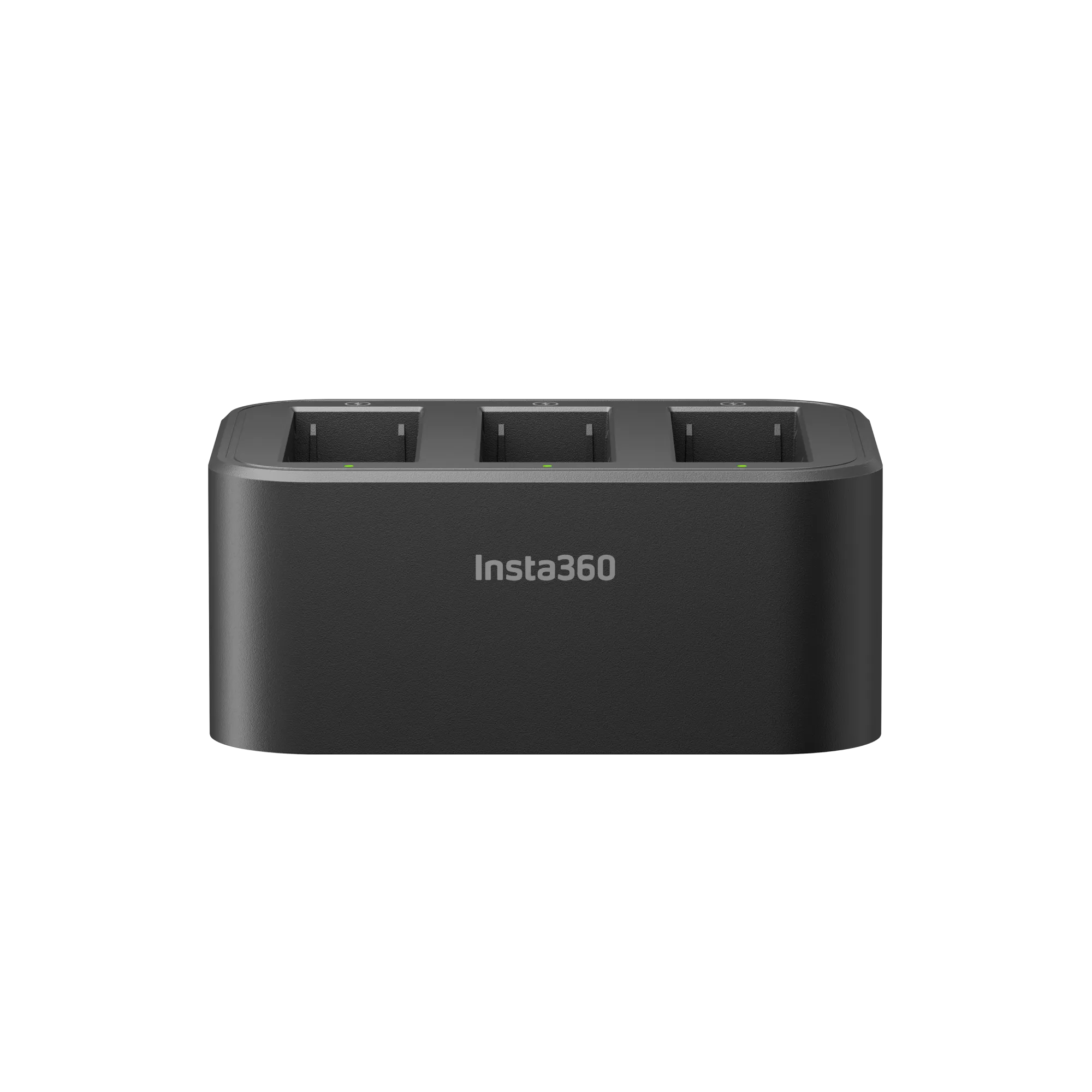 Schwarzes Insta360-Batterieladegerät mit drei Steckplätzen. Weißer Hintergrund.