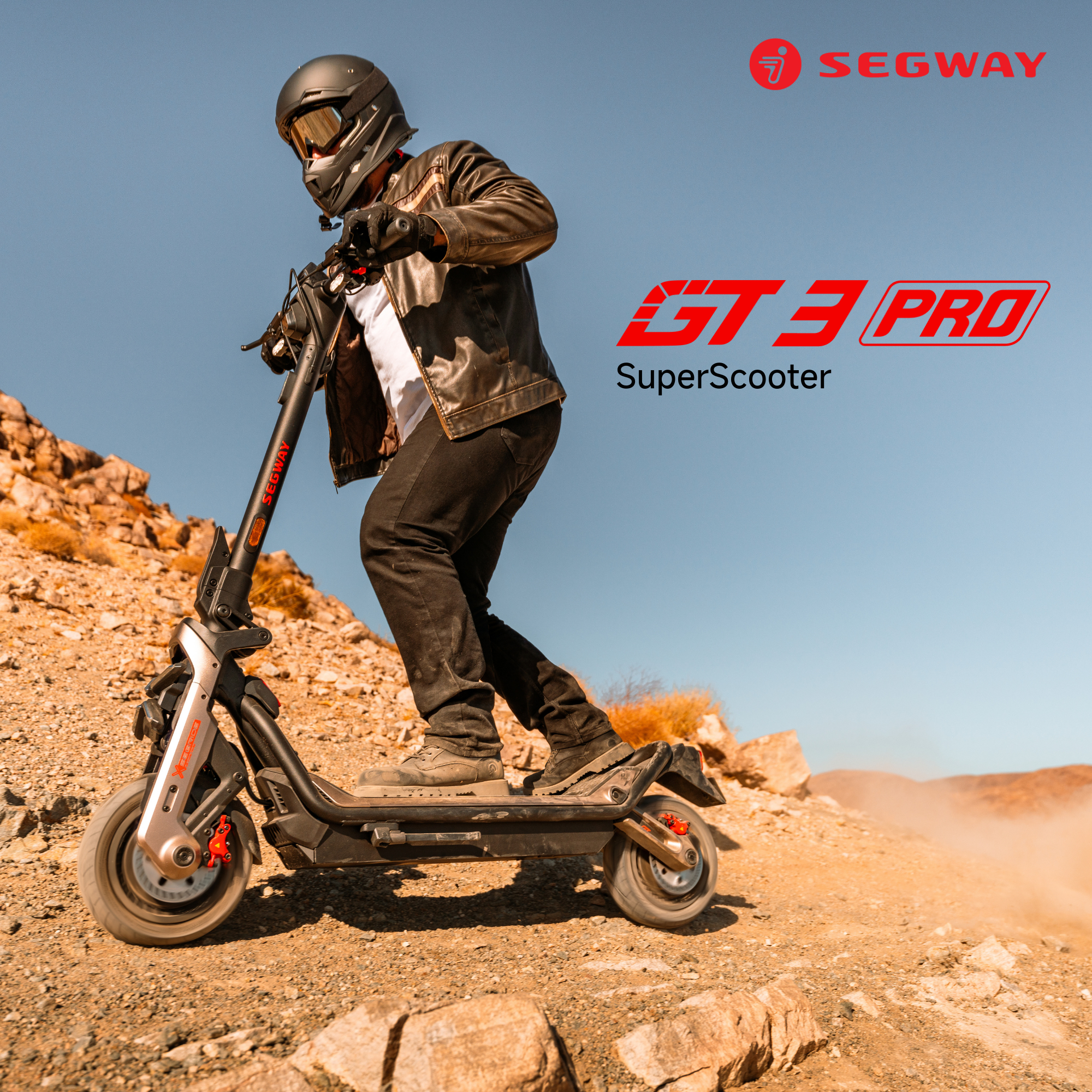 Mann fährt Segway GT3 Pro Roller auf einem Feldweg, mit Wüstenhintergrund.