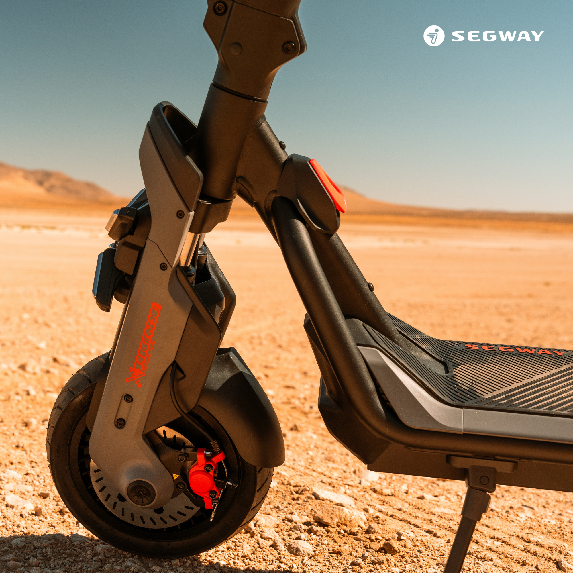 Nahaufnahme eines Segway-Rollers auf Wüstensand.