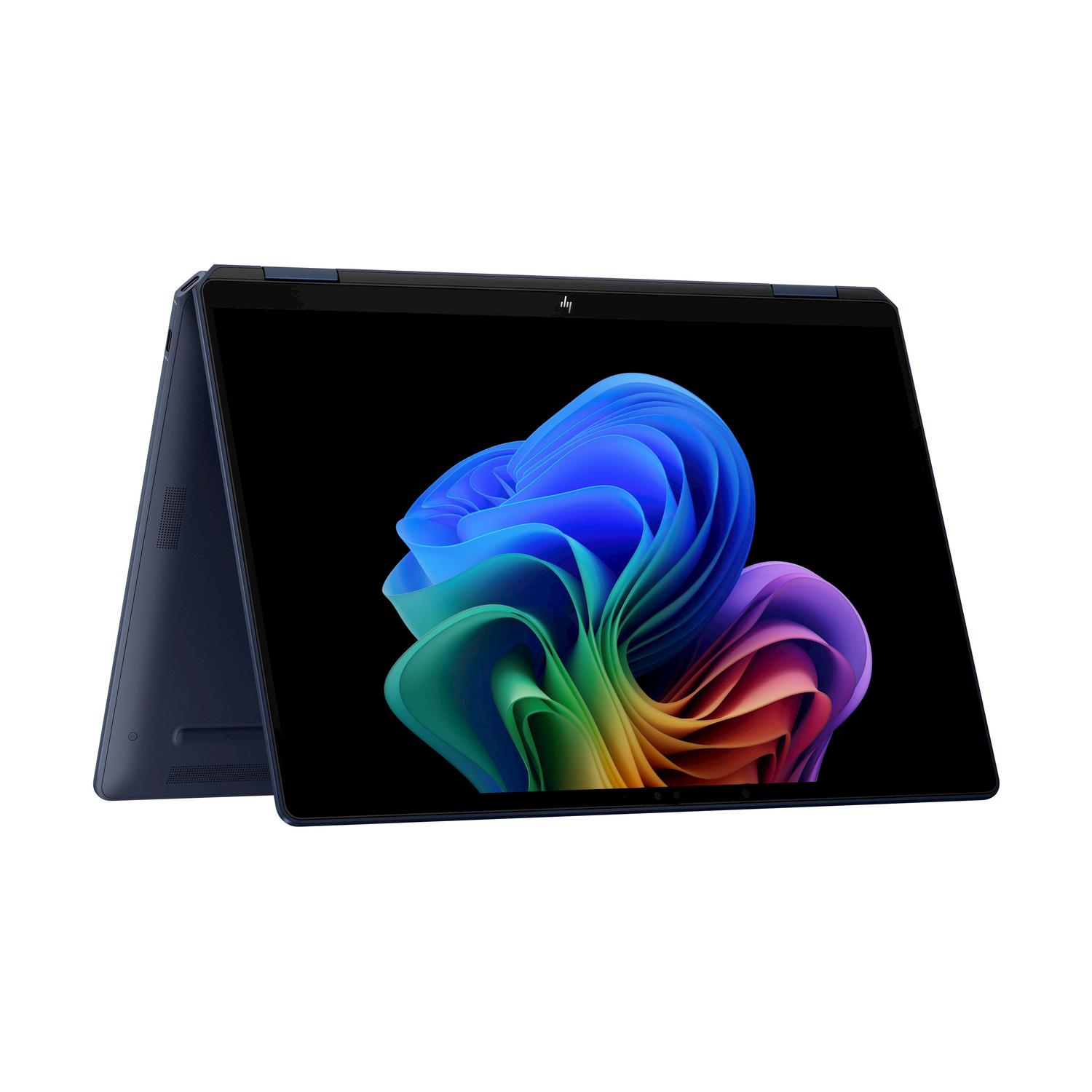 Laptop con schermo che mostra arte astratta colorata. Il laptop è blu e nero. Sfondo bianco.