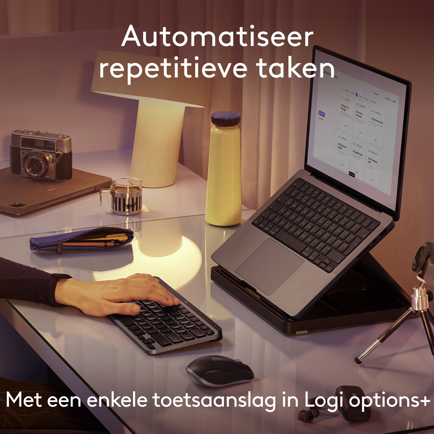 Een bureau met een laptop, toetsenbord, muis en andere kantoorspullen.