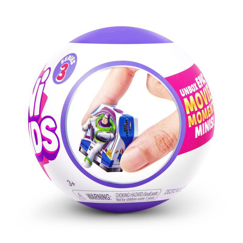 Ein sammelbarer Mini-Verse-Ball, der eine Szene aus Toy Story mit einer Hand darstellt.