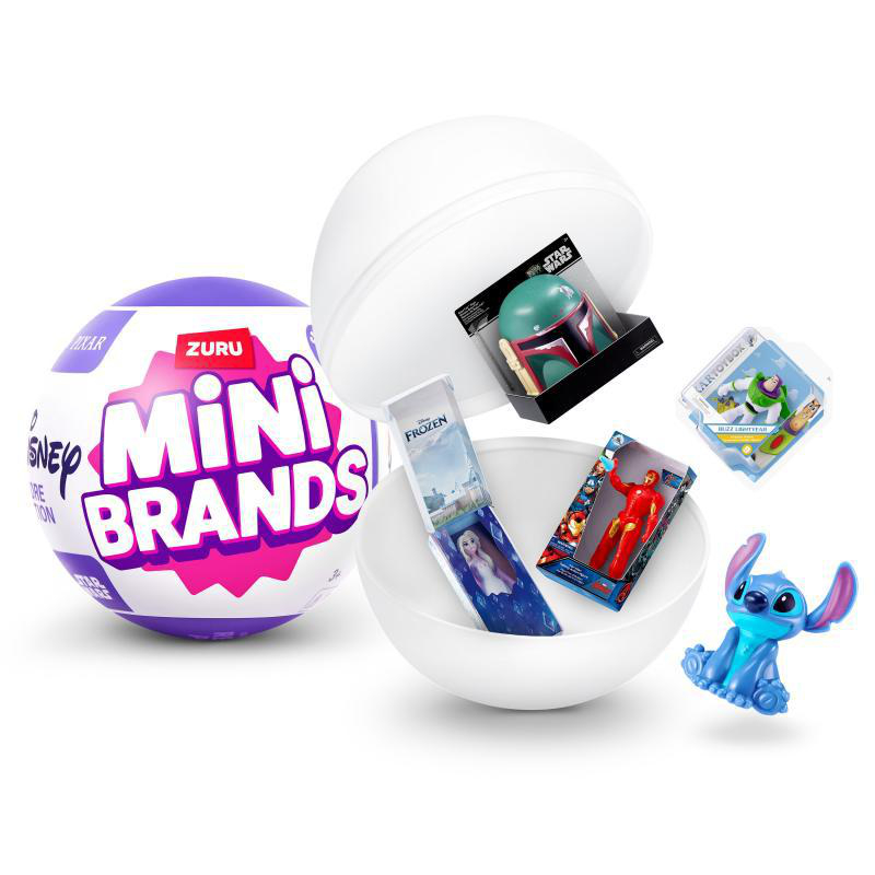 Mini Brands Spielzeug in einem weißen Ei und einem Zuru Mini Brands Ball, umgeben von Spielzeug.