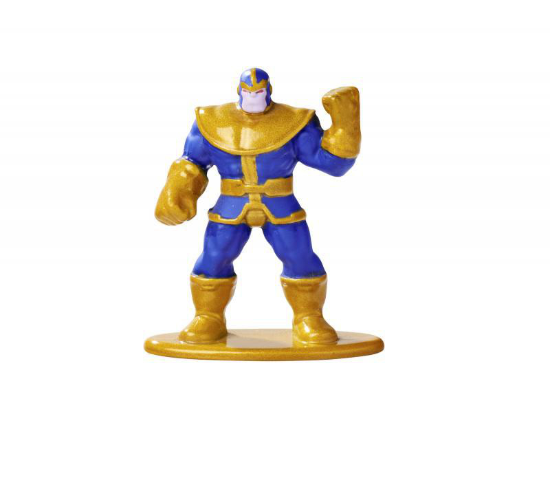 Thanos-Figur in blauer und goldener Rüstung, stehend auf goldener Basis, auf Weiß.