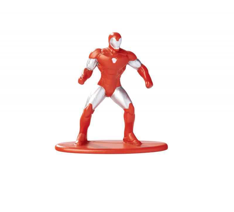 Iron Man Figur, stehend, roter und silberner Anzug, auf roter Basis, weißer Hintergrund.