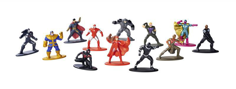 Eine Sammlung von Marvel-Actionfiguren auf einer weißen Oberfläche. Verschiedene Superhelden und Schurken.