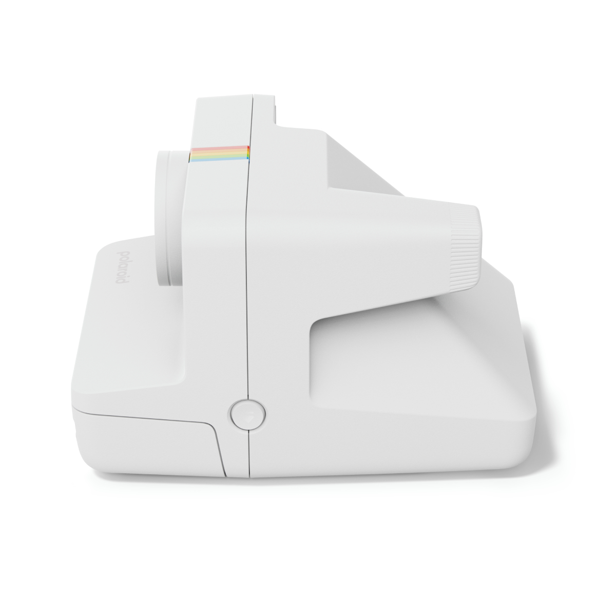 Weiße Polaroid-Kamera, schräge Ansicht. Die Kamera hat ein Objektiv und einen Knopf. Regenbogenstreifen oben.
