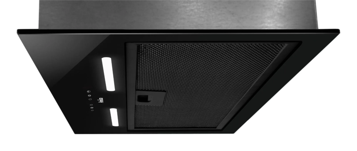 Czarny okap kuchenny, widok pod kątem. Widoczne światła, filtr i panel sterowania.